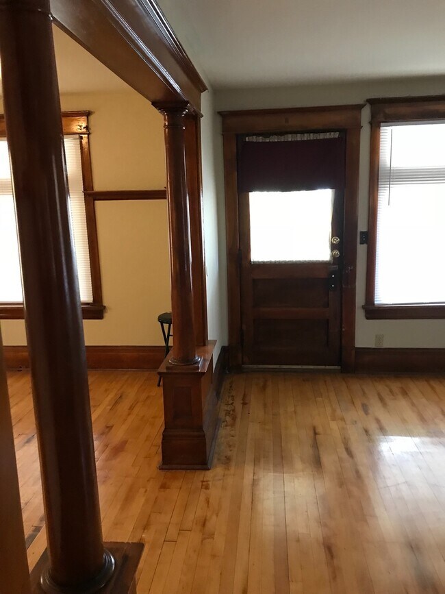 Building Photo - 3 bedroom 1 bath house in St. Paul!