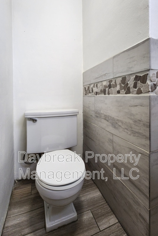 Building Photo - 1201-11 1/2 11 1/2 St N