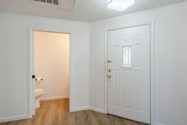Building Photo - Stunning 2 Bed 1.5 Bath Condo in Scottsdal...
