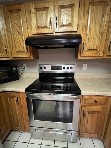 Kitchen range and mircowave - 333 Mount Vernon Dr
