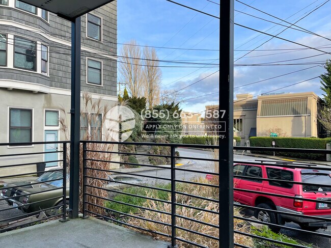 Building Photo - 3521 S Leschi Pl