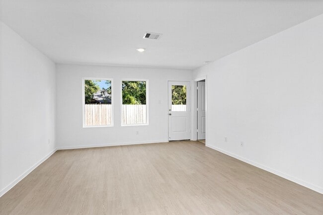 Building Photo - 3038 Mallorca Dr