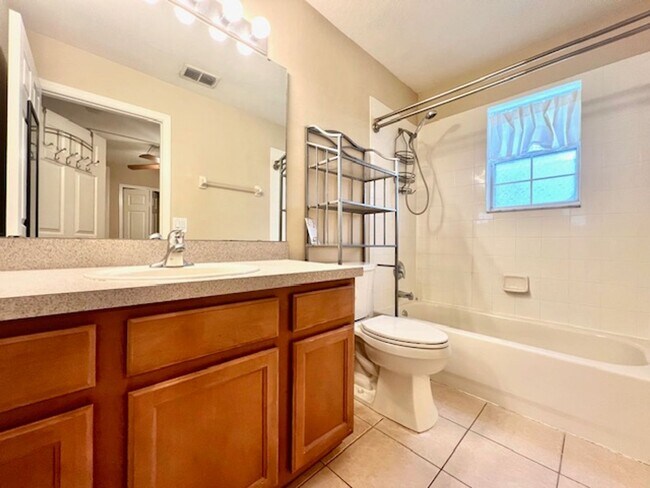 Building Photo - MOVE IN MAY-Water & electricity included 1x1 above garage apartment!! Full kitchen & bathroom!! W...