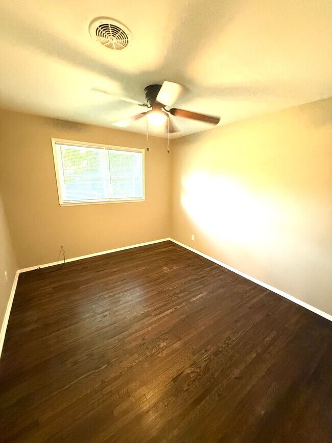 Building Photo - ** 3 Bed 1.5 Bath located off Zelda Road**...