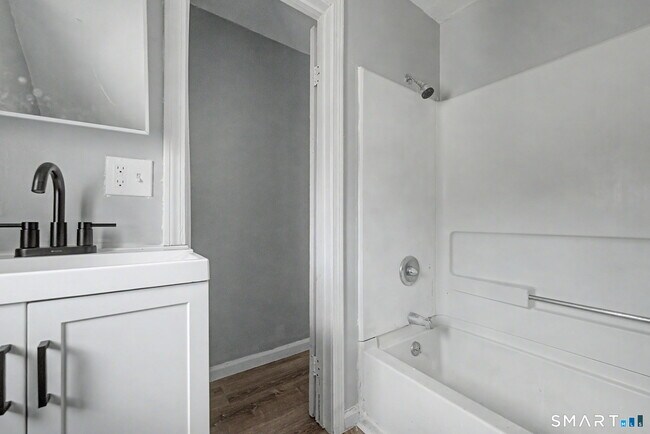 Building Photo - 23 Beacon St