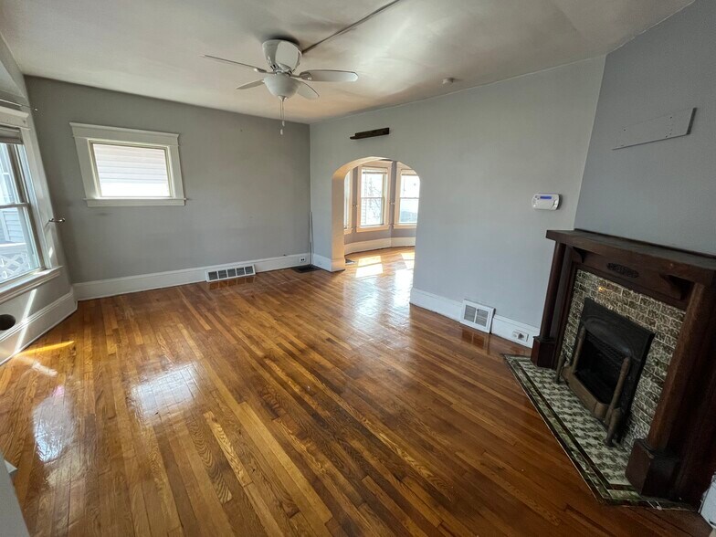 Building Photo - 1304 W 114th St