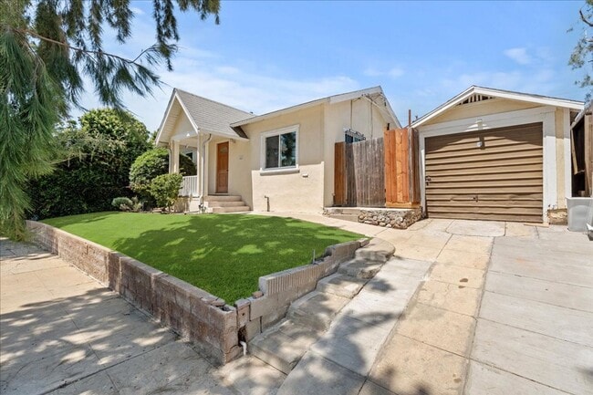 Primary Photo - Stylish and Updated North Inglewood House ...