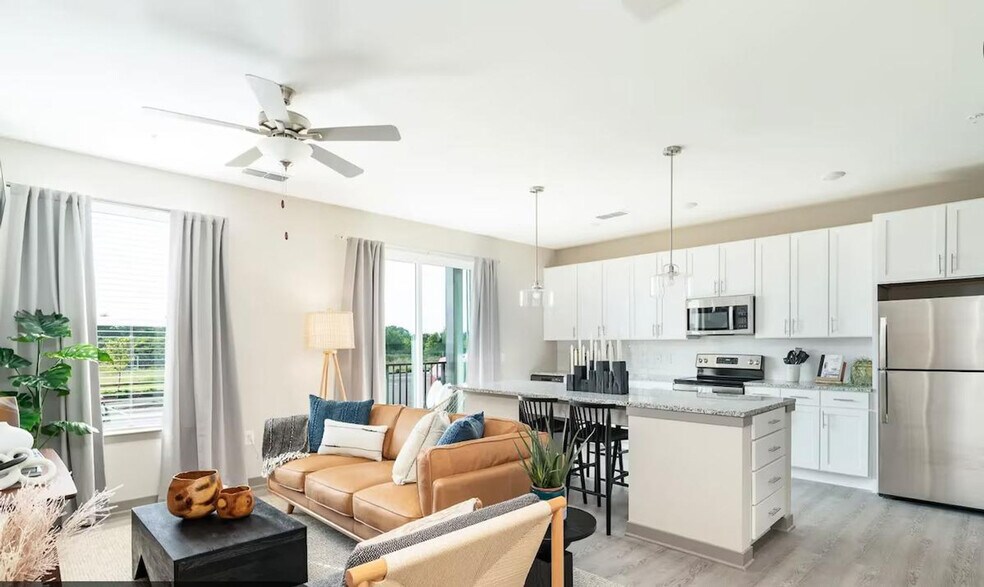 Primary Photo - 1607 Centennial Park Blvd