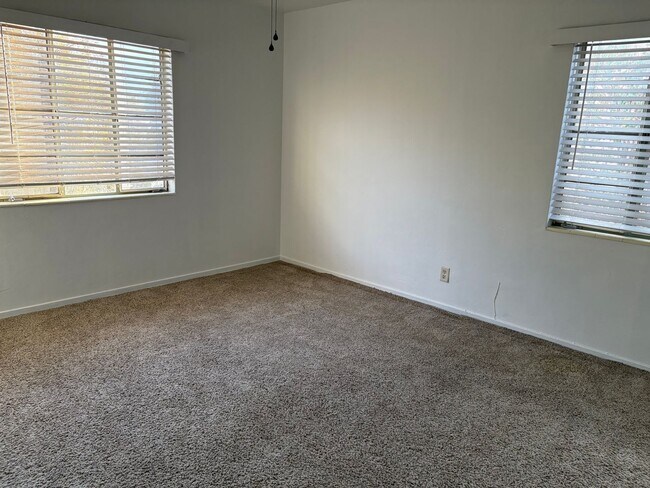Building Photo - 2 bedroom, 1 bathroom house near Universit...