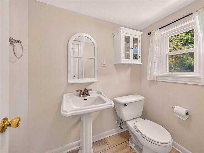 Building Photo - 82 Clovercrest Dr