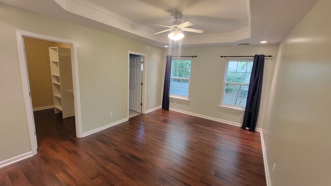 Building Photo - A 3 Bedroom Home Right Off Westport Road