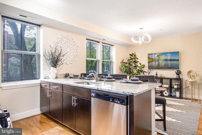 Building Photo - 417 18th St NE