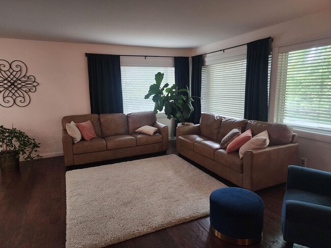 Building Photo - r2911