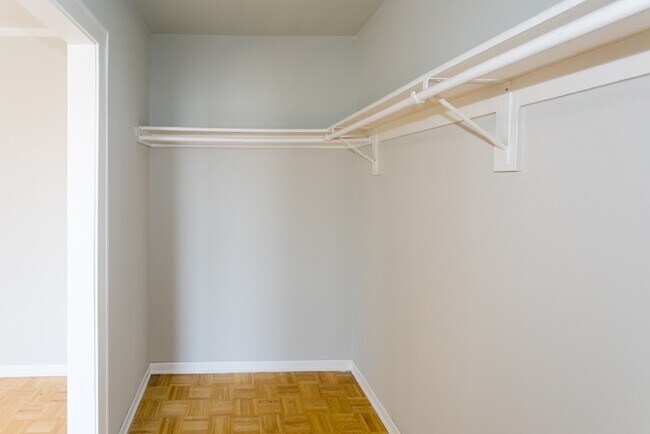 Building Photo - 736 W Belmont Ave