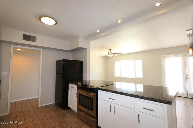 Building Photo - 6907 E Earll Dr