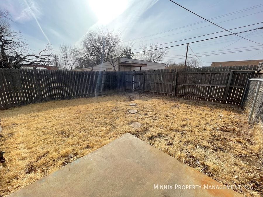 Building Photo - 1400 5th Ave