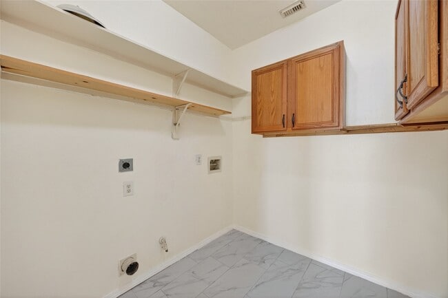 Building Photo - 20747 Settlers Lake Cir N