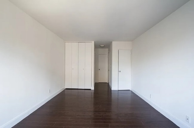 Building Photo - 200 E 82nd St