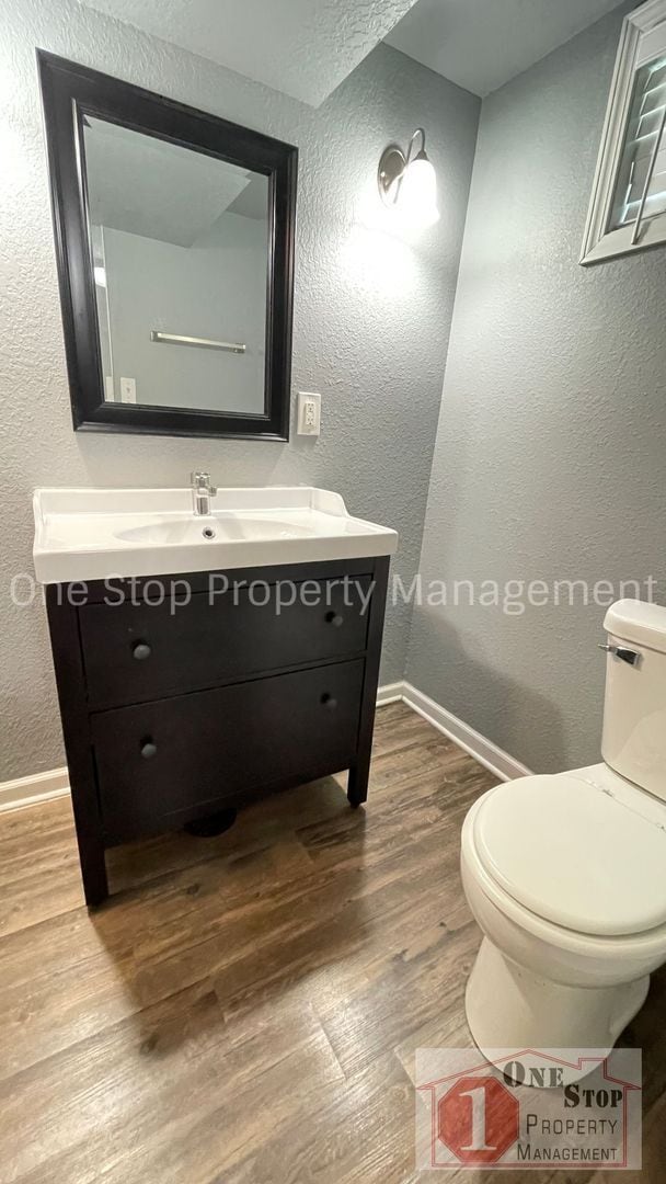 Building Photo - Stunning 3 bedroom, 2 bathroom duplex is L...
