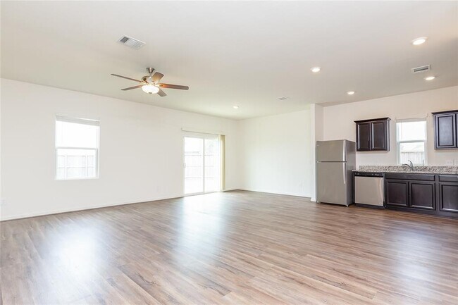 Building Photo - 6330 Highland Hts Dr