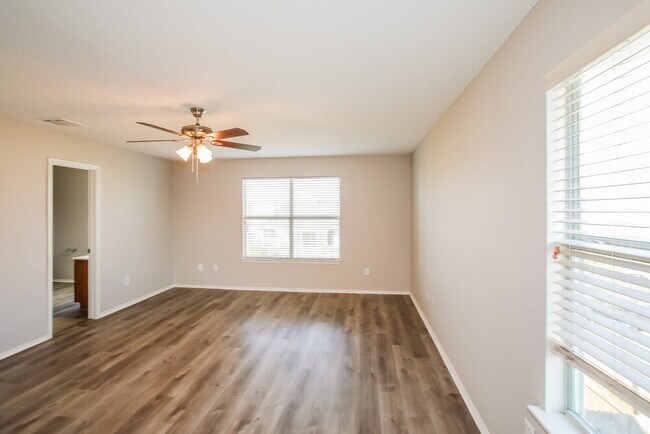 Building Photo - 307 Saddlebrook Dr