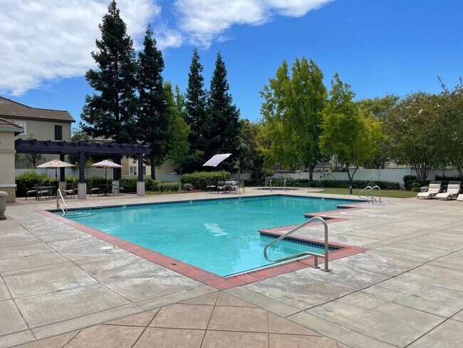 Building Photo - Perfect Shape Pleasanton Single Family Home