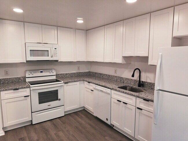 Building Photo - Spacious Alexandria Townhome in Convenient...