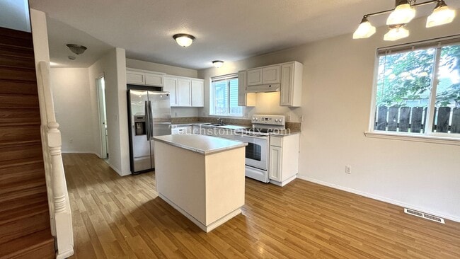 Building Photo - Bright, Spacious 3BR Home Near MAX – A/C, ...