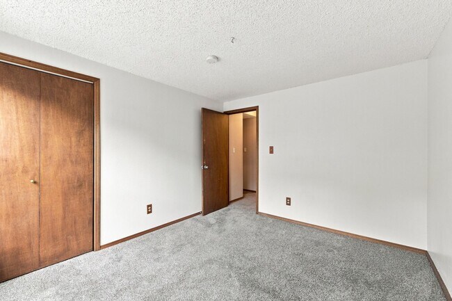 Building Photo - 3 bed, 3 full bath - perfect for roommates!