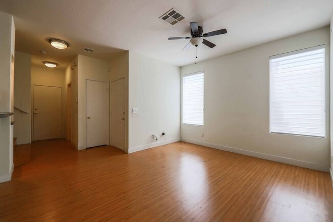 Building Photo - CUTE UPGRADED 3 BEDROOM CONDO IN HENDERSON!