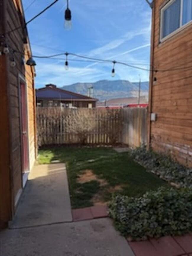 Building Photo - 2 bedroom in Prime Palisade Location