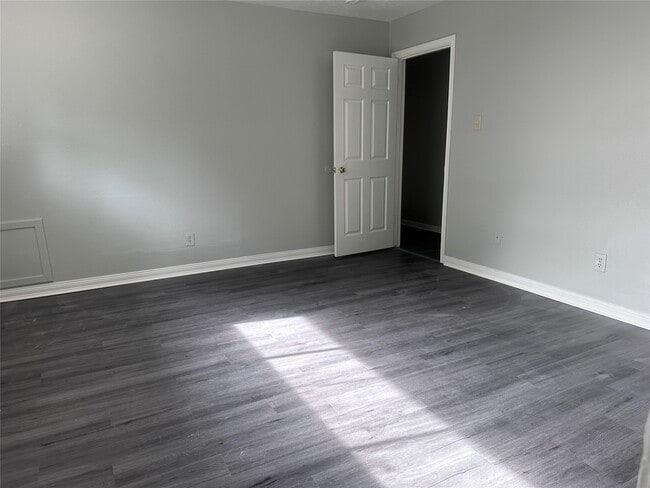 Building Photo - 13611 Fernhill Dr