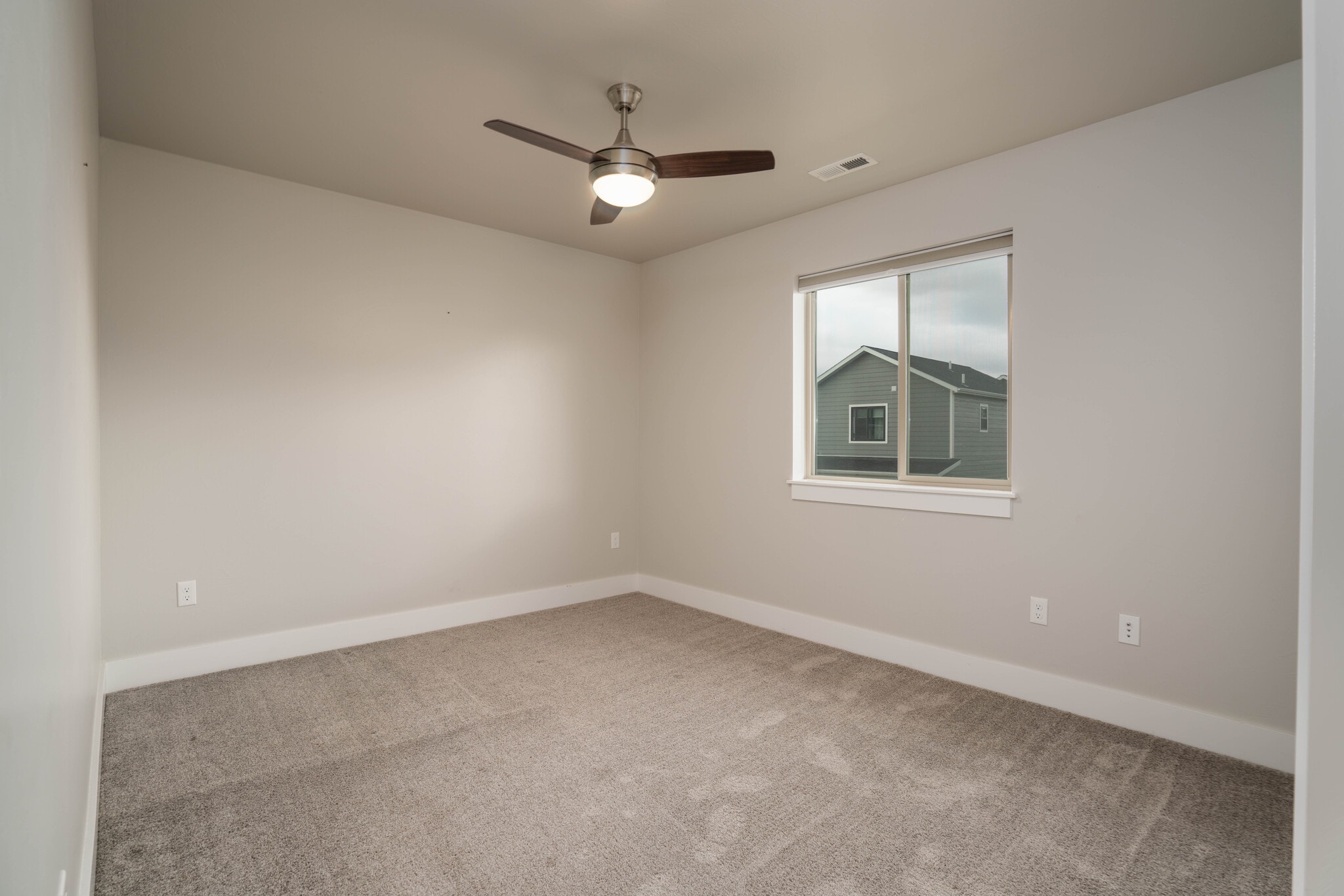 Building Photo - 1403 Happy Ln