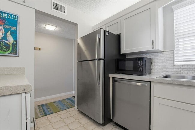 Building Photo - 7540 Bay Island Dr S