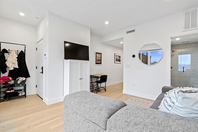 Building Photo - 71 Border St