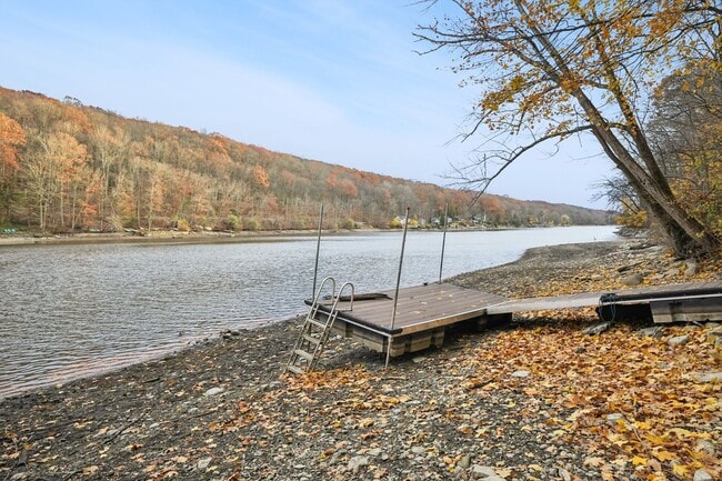 Building Photo - 916 East End Rd