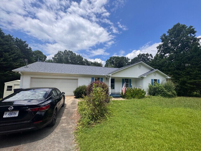 Building Photo - Beautiful 3BR Home for Rent in Toccoa, GA with Fenced Yard & 2-Car Garage