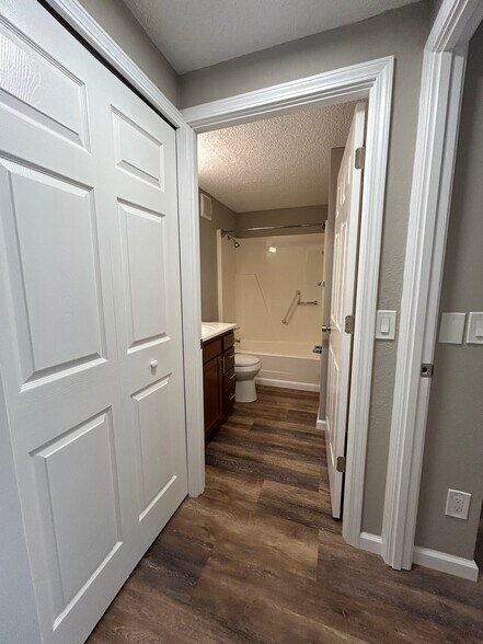 Building Photo - 121 Waterbury Ct