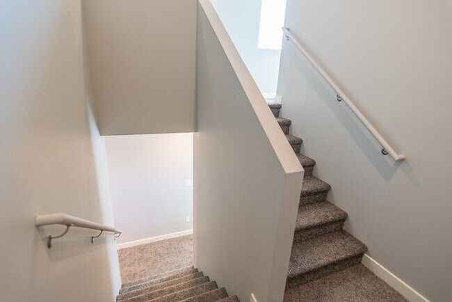 Building Photo - Beautiful Bridgestone Crossing Townhome