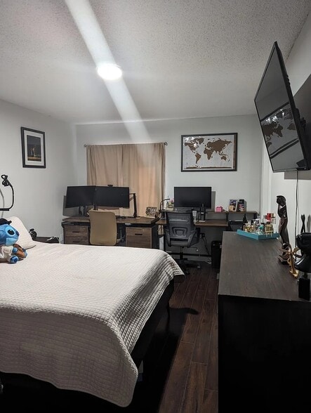 Primary bedroom - 13928 SW 52nd Ln