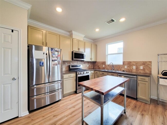 Building Photo - 1610 Pointe Leone