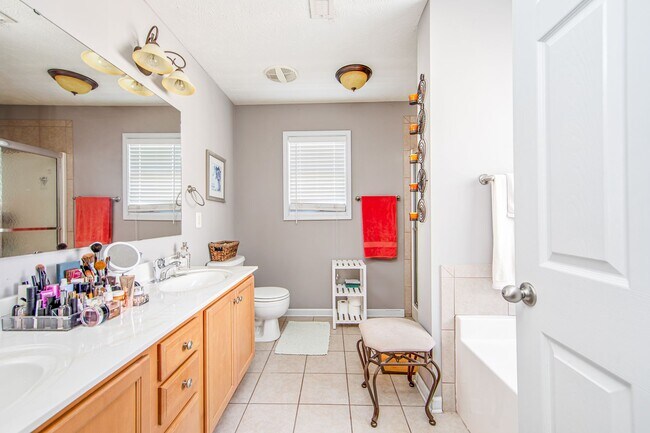 Building Photo - Good size home East of Raeford