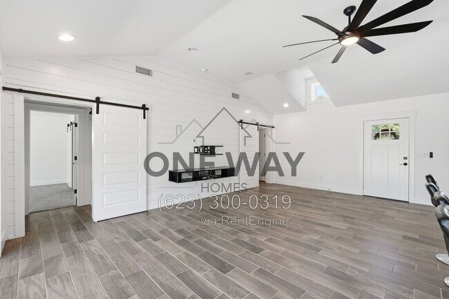 Building Photo - 4027 E Lewis Ave