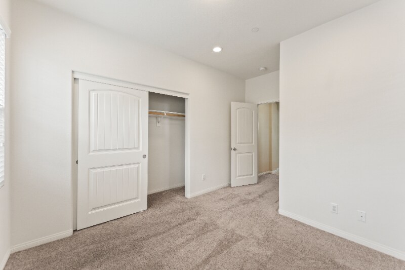 Building Photo - 950 N Ellie St