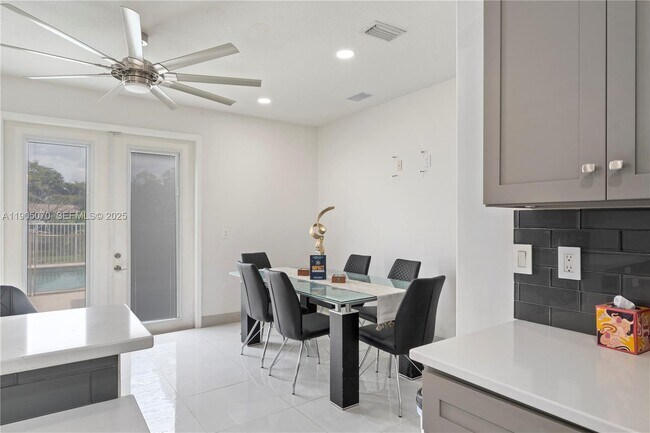 Building Photo - 17125 35th Pl N