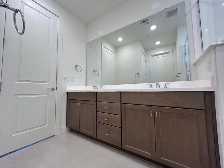 Building Photo - 2121 W Sonoran Desert Dr