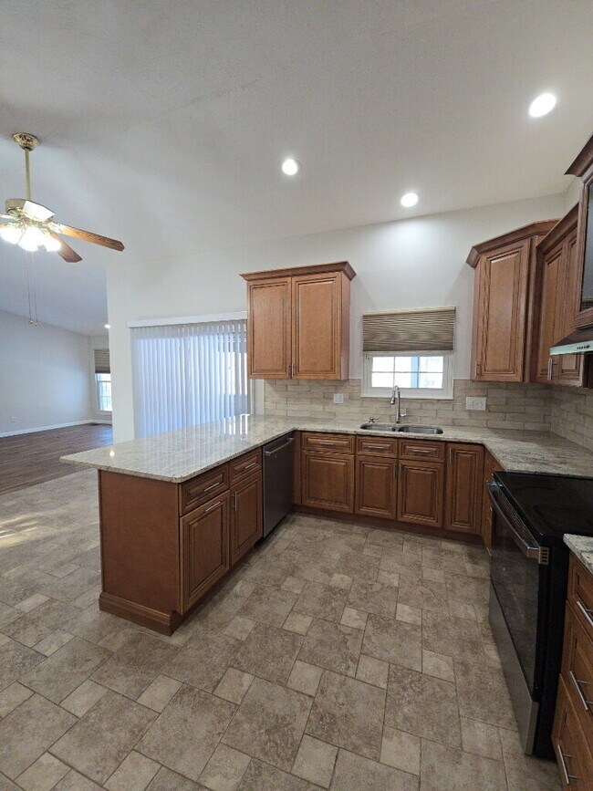 Building Photo - 4 Edam Ct