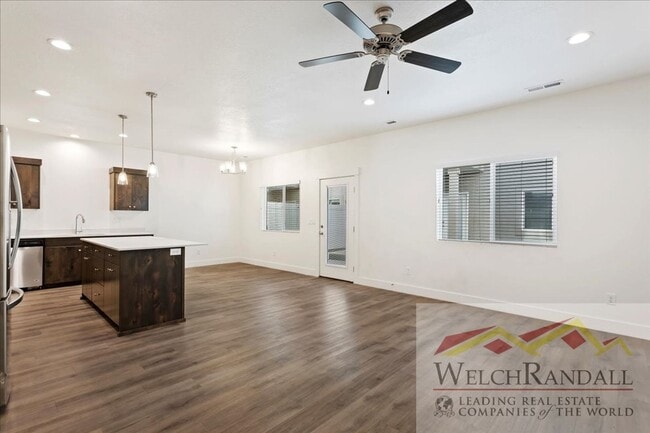 Building Photo - Live in Style – 3 Bed, 2.5 Bath Townhome i...