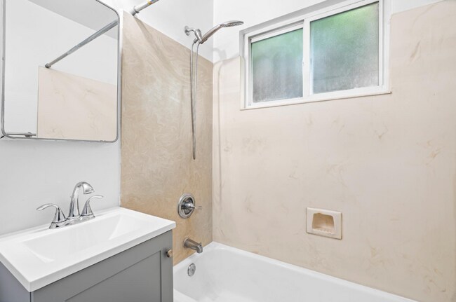 Building Photo - Newly Updated Oakland 3-Bed: Off-Street Pa...