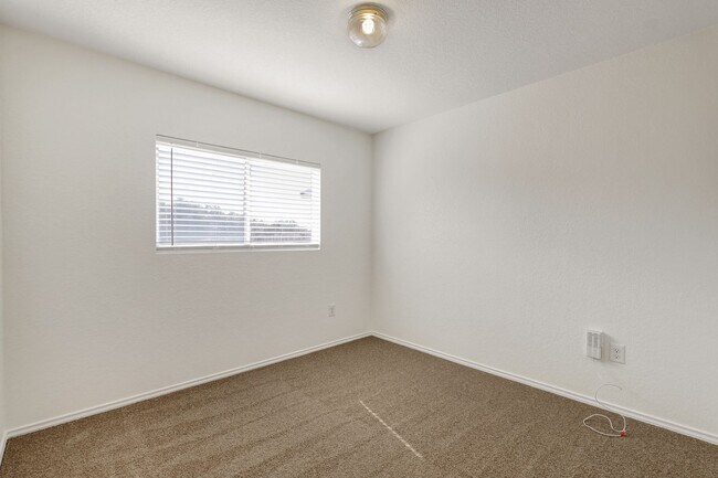 Building Photo - Monticello Ranch-Available Now-3Bd/3Ba